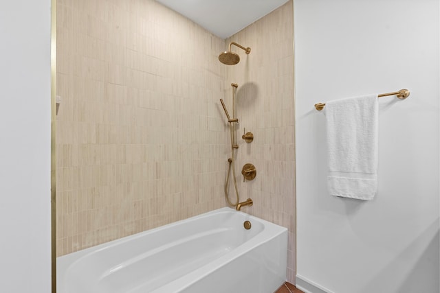 bathroom with tiled shower / bath