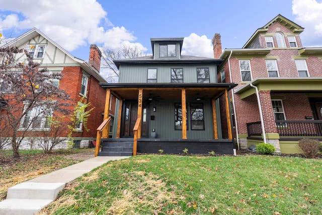 view of front of home with ceiling fan, a porch, and a front yard