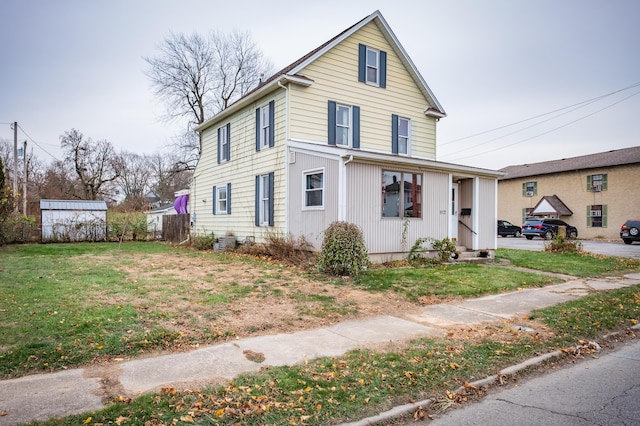 view of front of home featuring a front yard