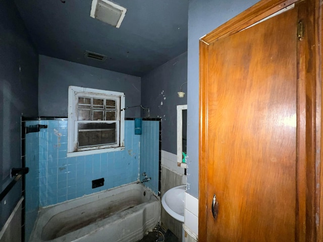 bathroom featuring tiled shower / bath