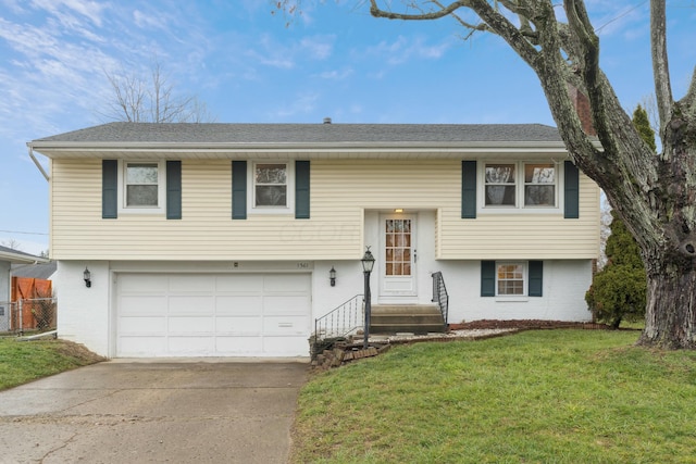 split foyer home with a garage and a front yard