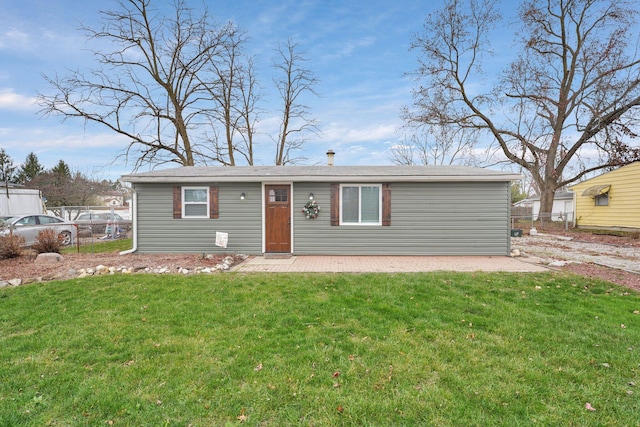 view of front of property with a front yard