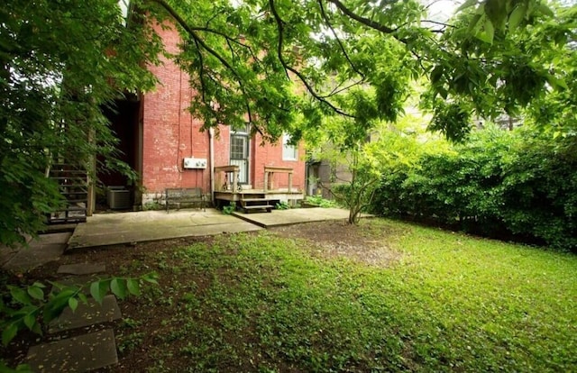 view of yard with a patio area