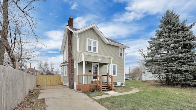 view of front of house with a front lawn