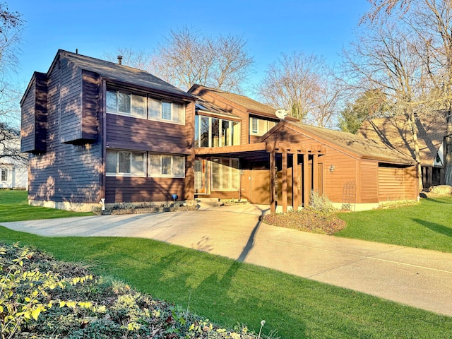 view of front of house featuring a front yard