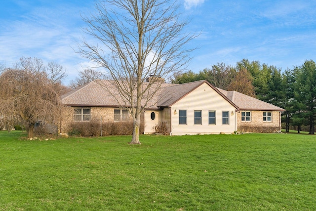 ranch-style home featuring a front lawn