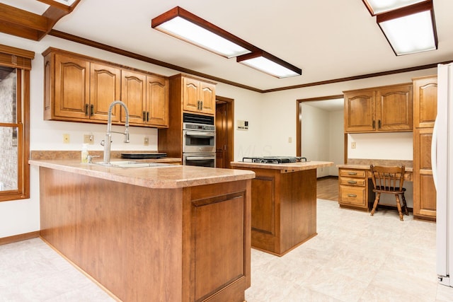 kitchen with a kitchen breakfast bar, kitchen peninsula, crown molding, and sink