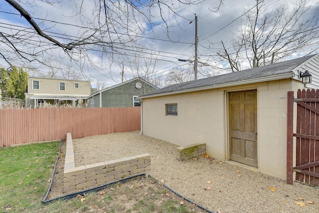 view of yard with an outbuilding