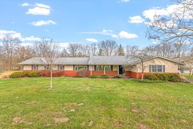 ranch-style home featuring a front lawn