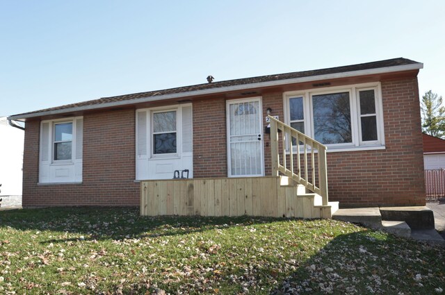 view of front of house featuring a front yard