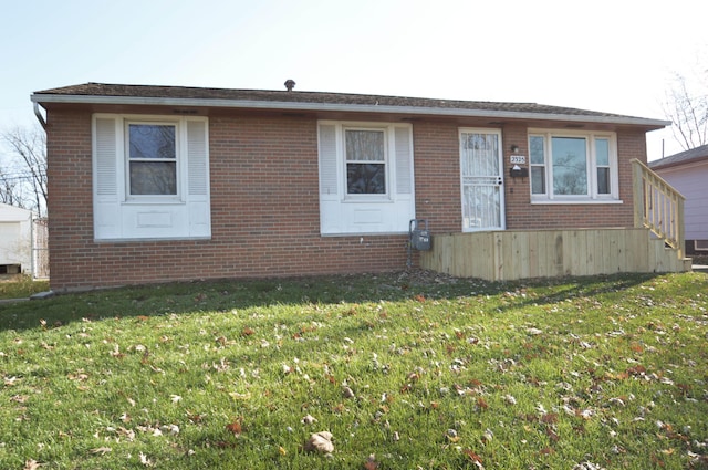 view of front of property featuring a front yard