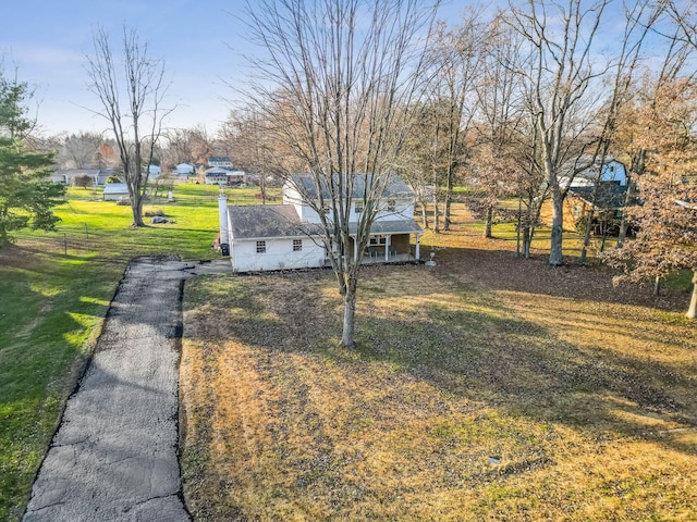 view of front of property featuring a front lawn