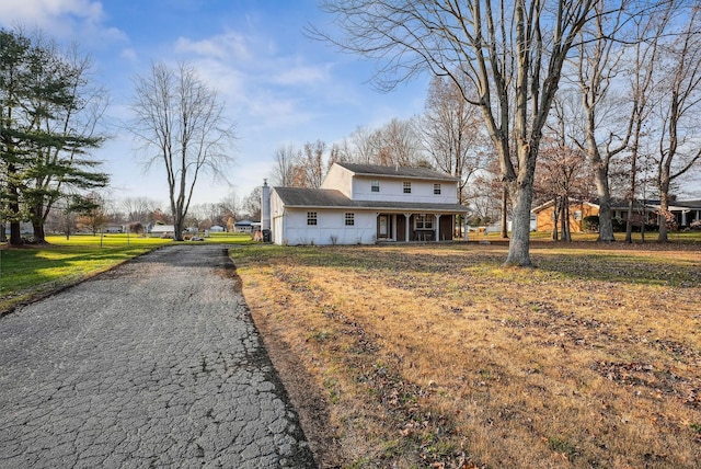 view of front facade featuring a front lawn