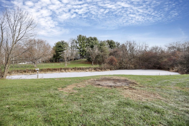 view of yard featuring a water view