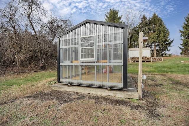 view of outdoor structure featuring a yard