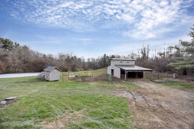 view of yard with an outbuilding