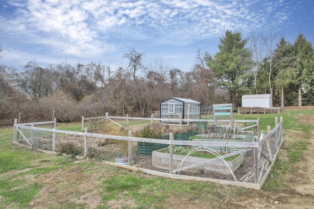 view of yard with an outbuilding