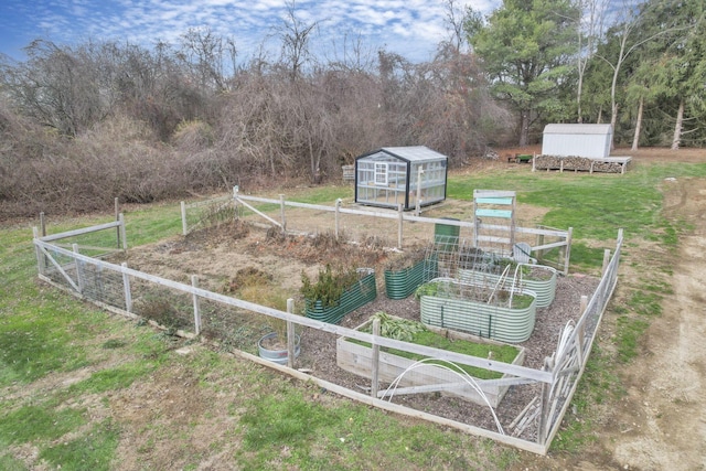 view of yard featuring an outdoor structure