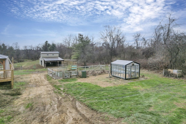 view of yard with an outbuilding