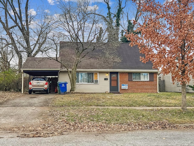 view of front of home featuring a front yard and a carport