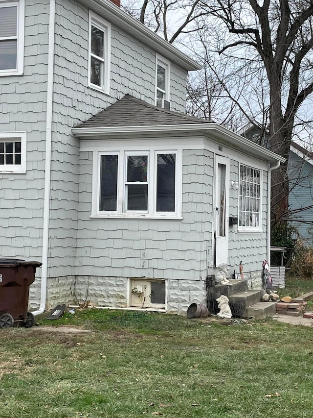 view of front of house with a front lawn