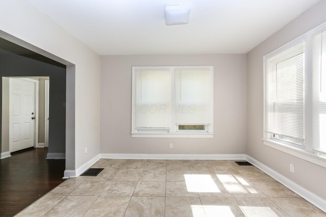 724 S Eureka Ave, Columbus, OH 43204 - unfurnished room featuring baseboards
