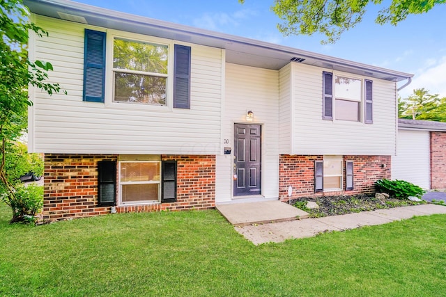 split foyer home featuring a front yard