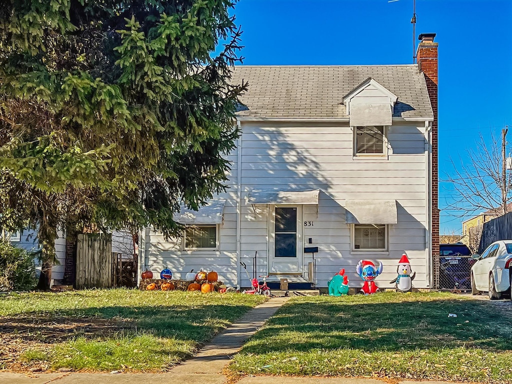 view of front of home with a front lawn