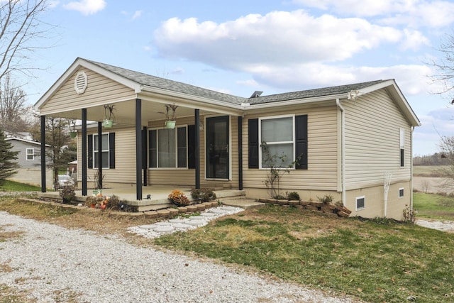 view of front of property featuring a porch and a front yard