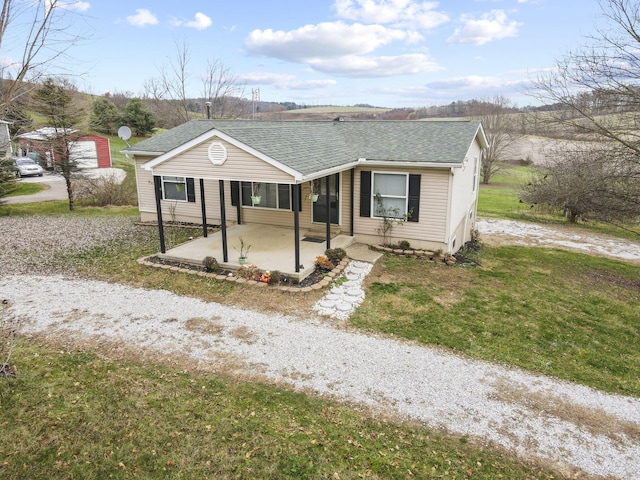 view of front of property featuring a patio area and a front yard