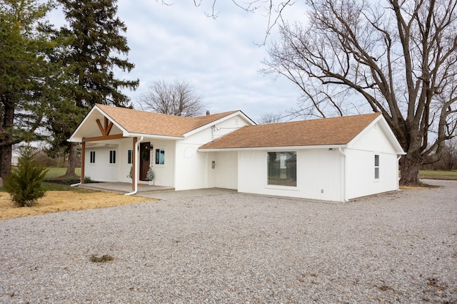 single story home with ceiling fan