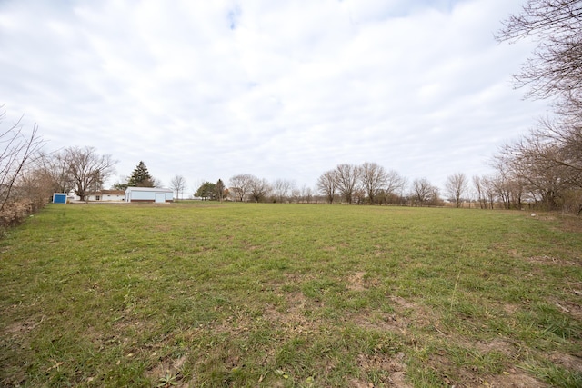 view of yard featuring a rural view