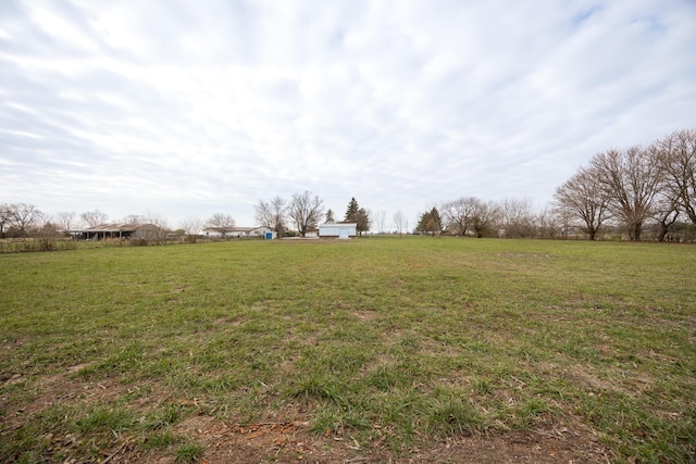 view of yard featuring a rural view