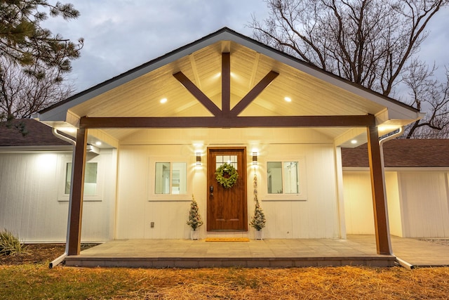 property entrance featuring a porch