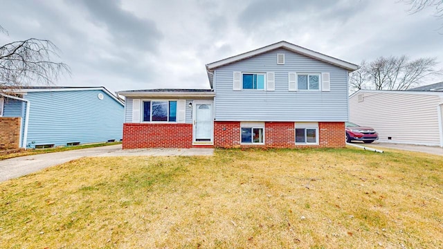 split level home with a front lawn