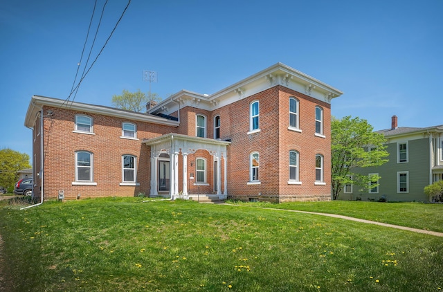 italianate-style house featuring a front lawn