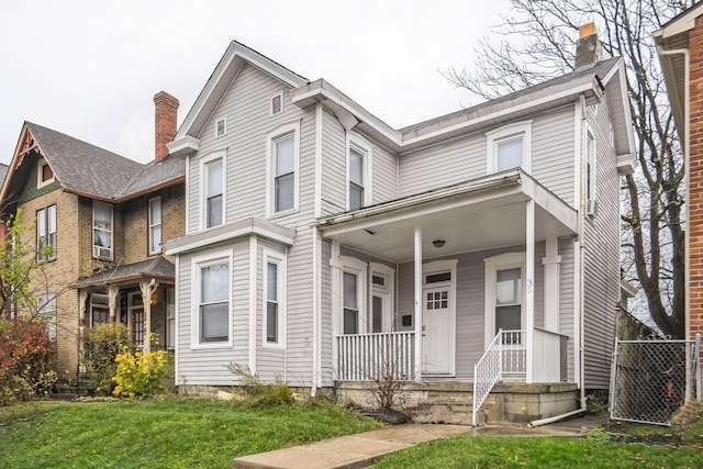 view of front of home with a front lawn