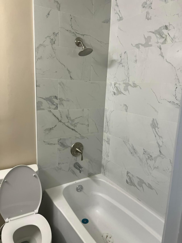 bathroom featuring toilet and washtub / shower combination