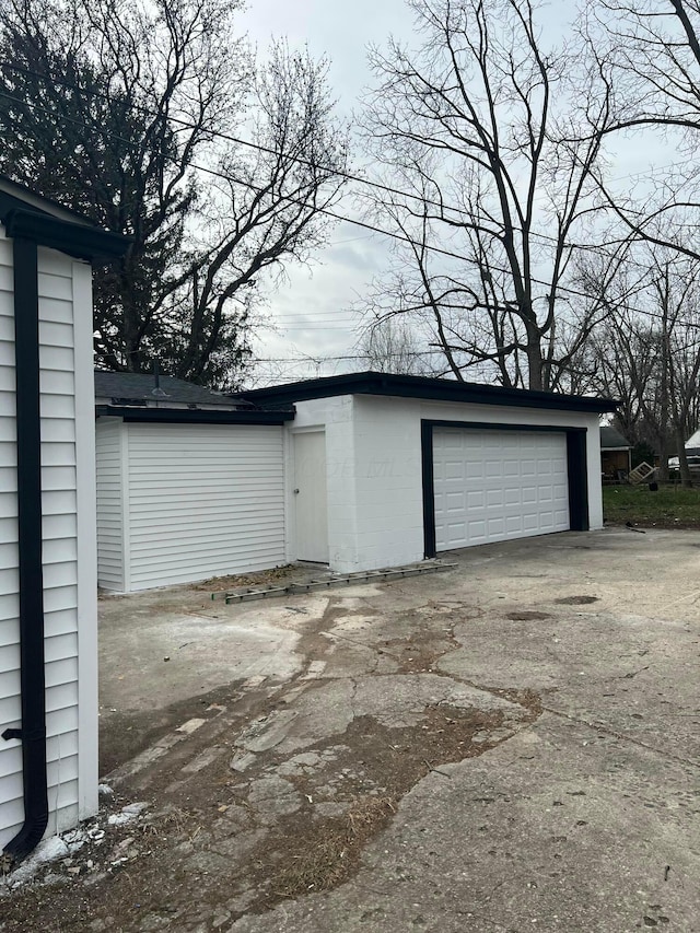 view of detached garage