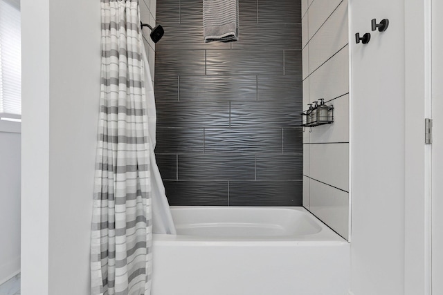 bathroom with shower / tub combo