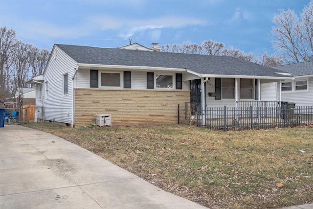 ranch-style home featuring a front lawn