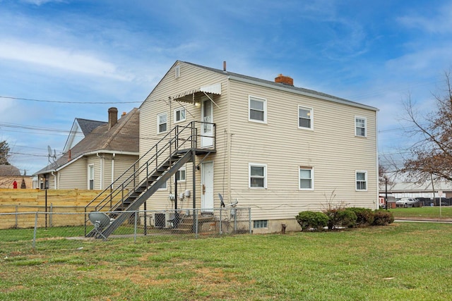 back of house featuring a lawn