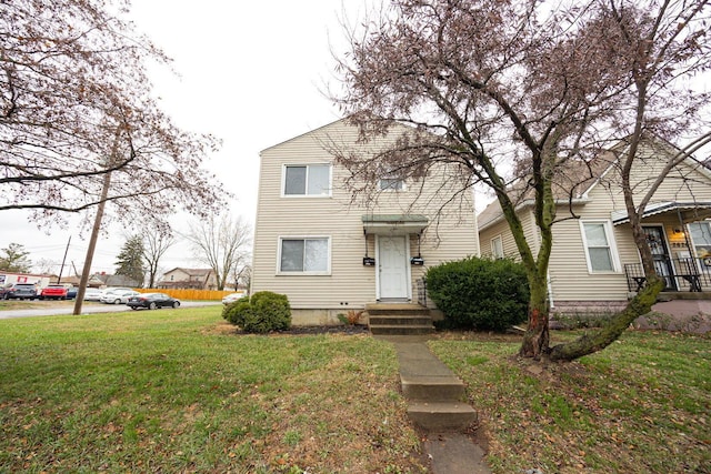 front facade featuring a front yard