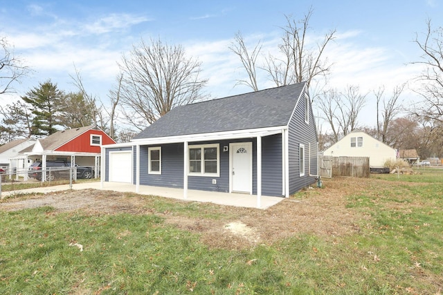 bungalow featuring covered porch and a front yard