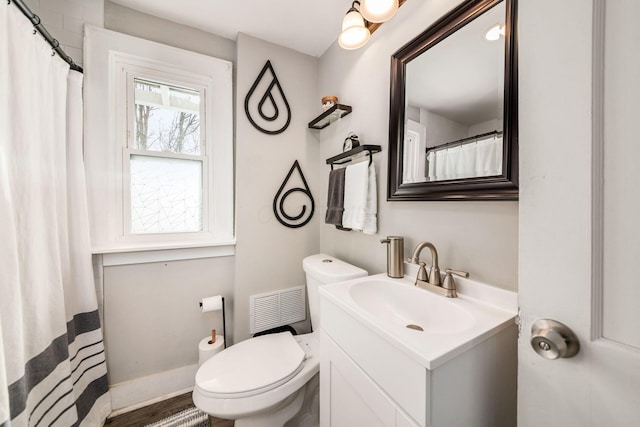 bathroom with a shower with curtain, vanity, and toilet