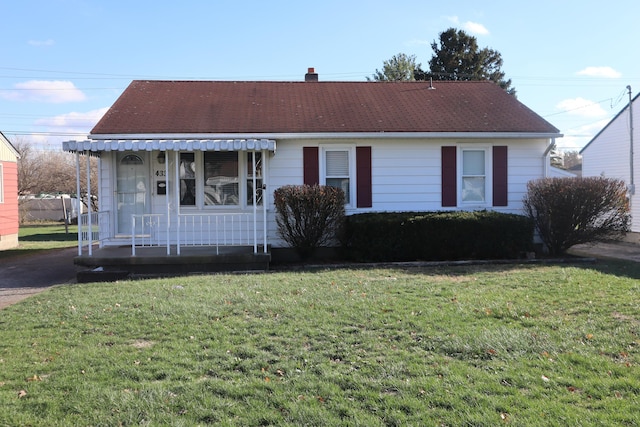 view of front of property with a front lawn