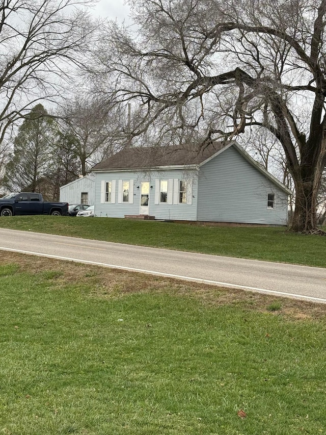 view of front of property with a front yard