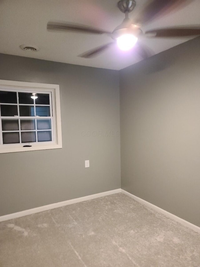 unfurnished room with carpet flooring and ceiling fan