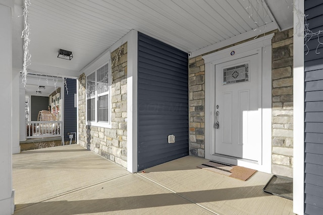 property entrance featuring a porch