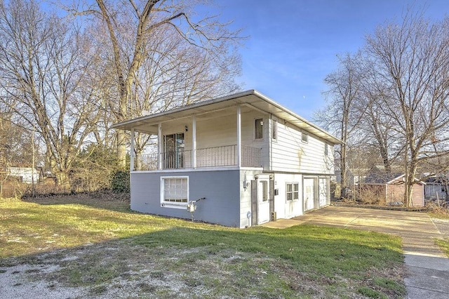 view of front facade featuring a front yard